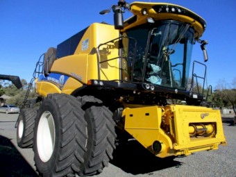 New Holland CR8.9 Header with 45ft Macdon Front