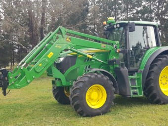 2015 John Deere 6140M FWA Tractor / Loader