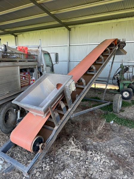 Fertiliser belt/elevator