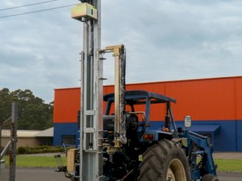 ELGRA HYDRAULIC PERCUSSION POST DRIVER HIGH LIFT 3.6MTRS UNDER THE TAMPER PAD.
