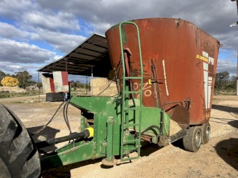 International 1086 Tractor with Strautmann 1450 Vertical mixer wagon