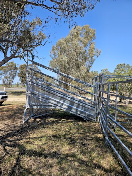 Portable cattle yards 