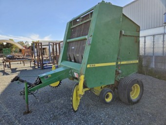 John Deere 530 Baler