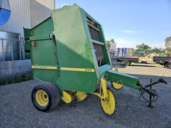 John Deere 530 Baler