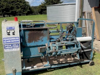 Peak Hill Air Rotate Sheep Handler 