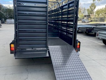 Trailers Star 20x6 Tri-axle Cattle trailer 4.5t Rated (Axle and Tyres rated at 6t) Double Centre Divider With Removable Cattle Cage