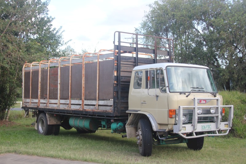 1986 Diesel Manual Hino FF Series Tray truck with removeable livestock body 23 feet