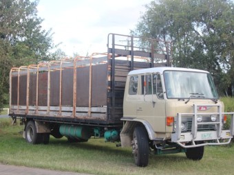 1986 Diesel Manual Hino FF Series Tray truck with removeable livestock body 23 feet