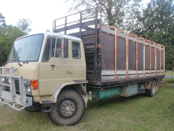1986 Diesel Manual Hino FF Series Tray truck with removeable livestock body 23 feet
