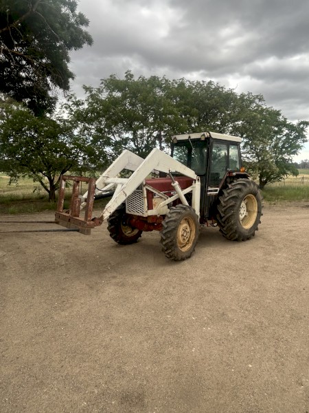 International 684 FWA loader Tractor 