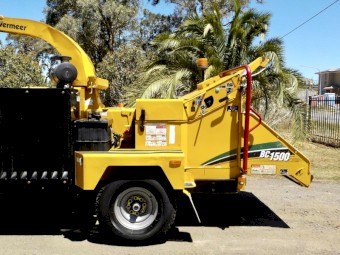LATE MODEL VERMEER BC1500 SMART FEED COMMERCIAL 15" DIESEL WOOD CHIPPER