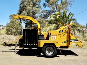 LATE MODEL VERMEER BC1500 SMART FEED COMMERCIAL 15" DIESEL WOOD CHIPPER