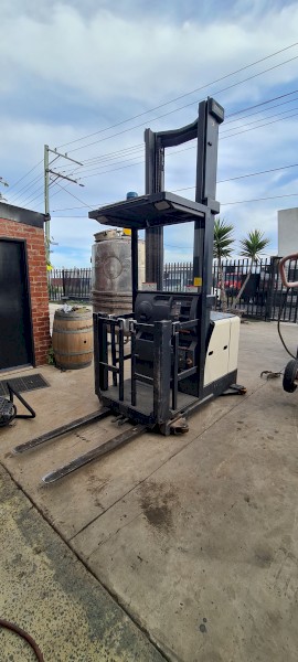 Crown SP3400 Series Stock Picker Forklift Incl. Battery Charger