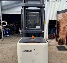 Crown SP3400 Series Stock Picker Forklift Incl. Battery Charger