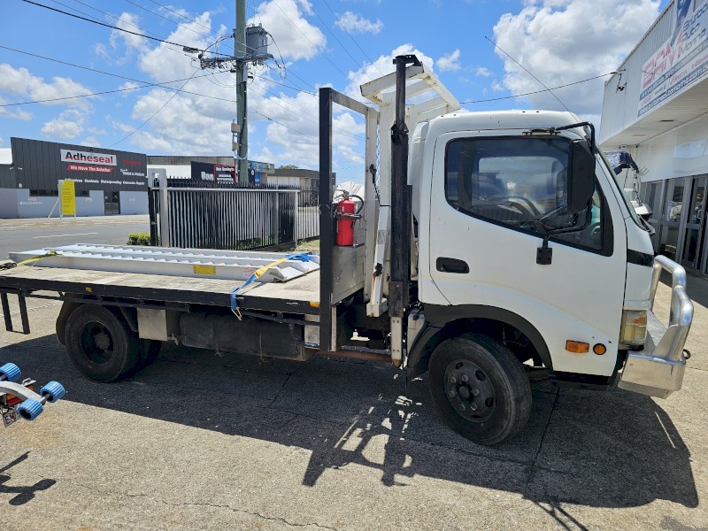 2006 Hino Dutro 300 wide s2