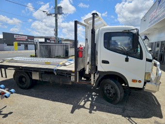 2006 Hino Dutro 300 wide s2