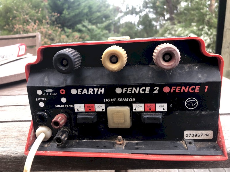 Battery powered with solar assist Electric fence energiser 