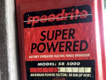 Battery powered with solar assist Electric fence energiser 