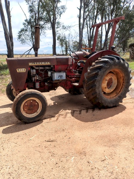 International 624 Tractor