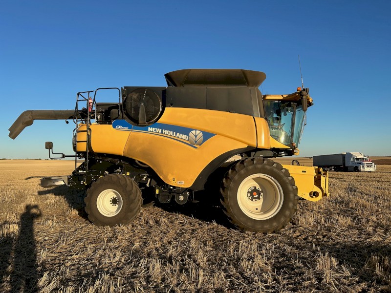 2014 New Holland CR 9090 Header
