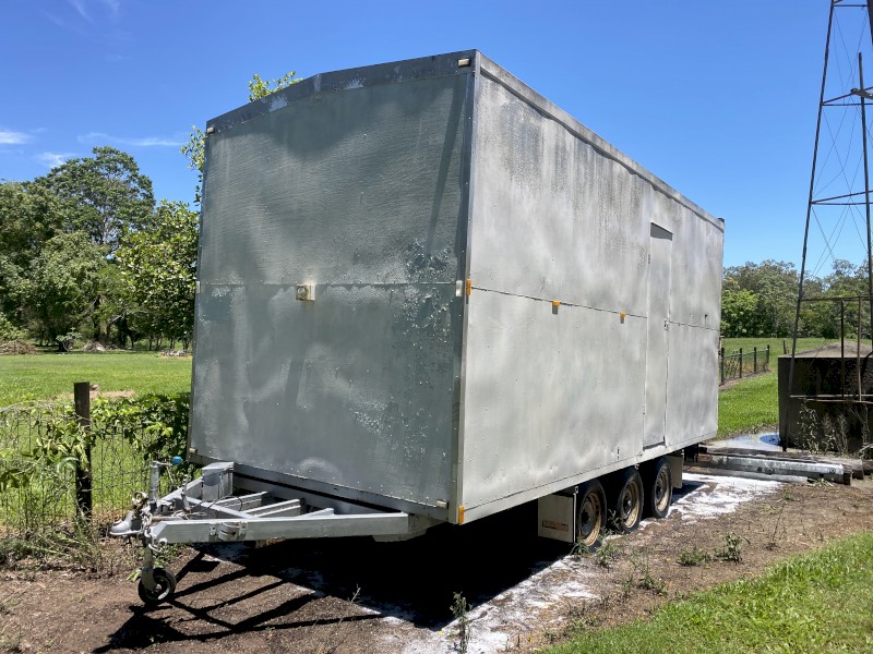 2000 Tri Axle Fully Enclosed Trailer