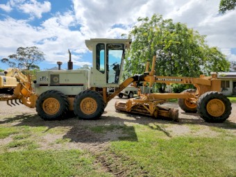 Mitsubishi MG400 Grader (Caterpillar 12G size and spec)
