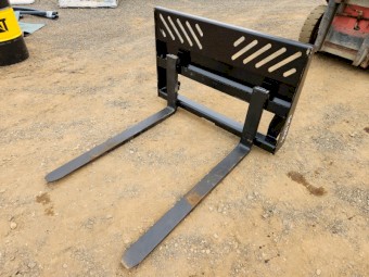 2T Tractor Loader Forks. Challenge Aus Hitch