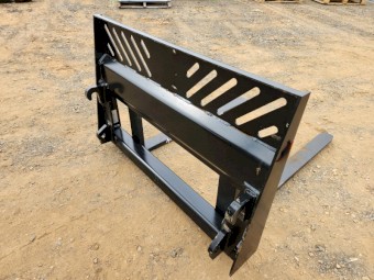 2T Tractor Loader Forks. Challenge Aus Hitch