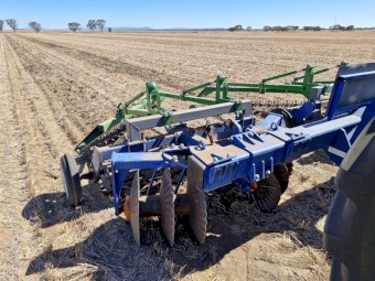 2010 Grizzly Renovator with Kelly Chain Harrows