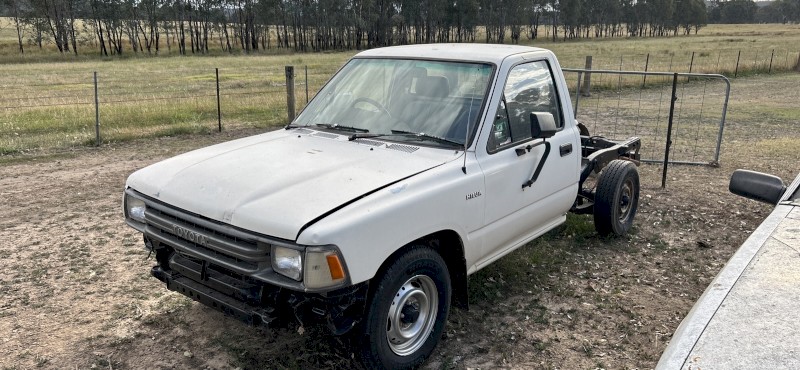 1990 hilux 2wd petrol air conditioned 