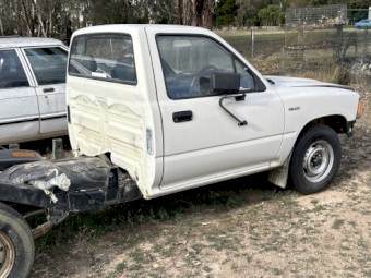 1990 hilux 2wd petrol air conditioned 