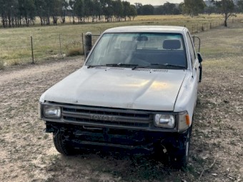 1990 hilux 2wd petrol air conditioned 