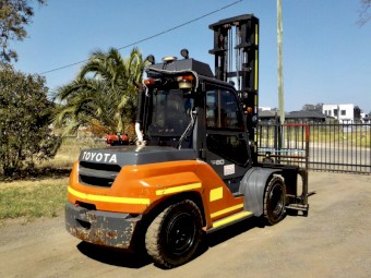 9/2020 TOYOTA 8FD80N DUAL WHEELED 8 TONNE DIESEL ALL TERRAIN YARD FORKLIFT
