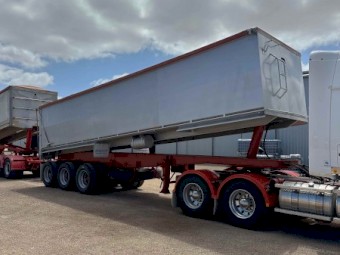 Complete road train tipping trailers and dolly