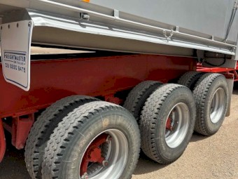 Complete road train tipping trailers and dolly