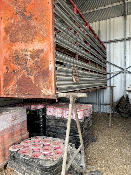 Stock crate with stands