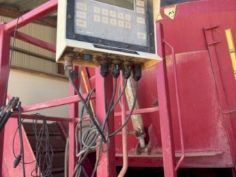 Jay-Lor 2425 Vertical Feed Mixer