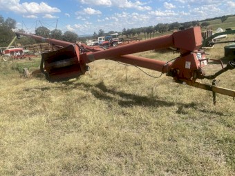 Hutchinson 60 ft x 10 inch swing away Auger