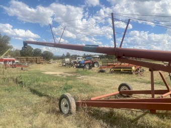 Hutchinson 60 ft x 10 inch swing away Auger