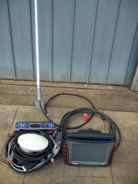 TRIMBLE RTK FM750 screen and antenna.