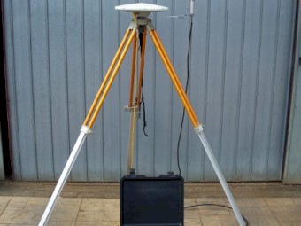 TRIMBLE FM750 screen and AgGPS 542 RTK Base Station.