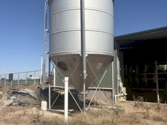 Kotzur 25 cubic metres / 17 tonne pellet silo with blower in excellent condition. 