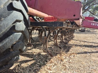 International 511 Combine with Johns Undercarriage