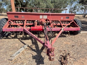 International 511 Combine with Johns Undercarriage