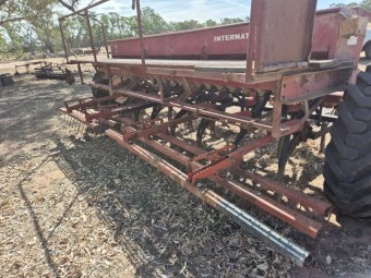 International 511 Combine with Johns Undercarriage