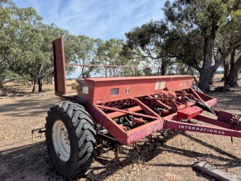 International 511 Combine with Johns Undercarriage