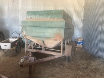 Dual Axle Grain Trail Feeder