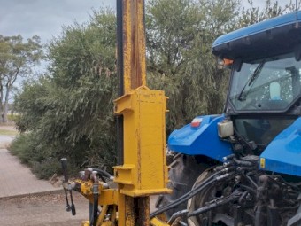 Fully hydraulic post knocker/driver