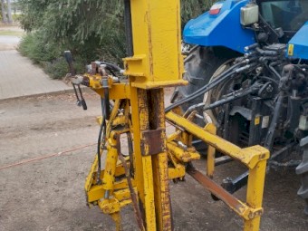 Fully hydraulic post knocker/driver