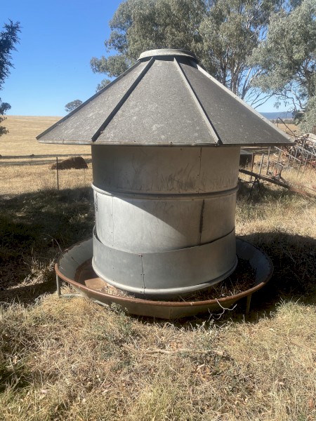 HE Round Sheep Feeder